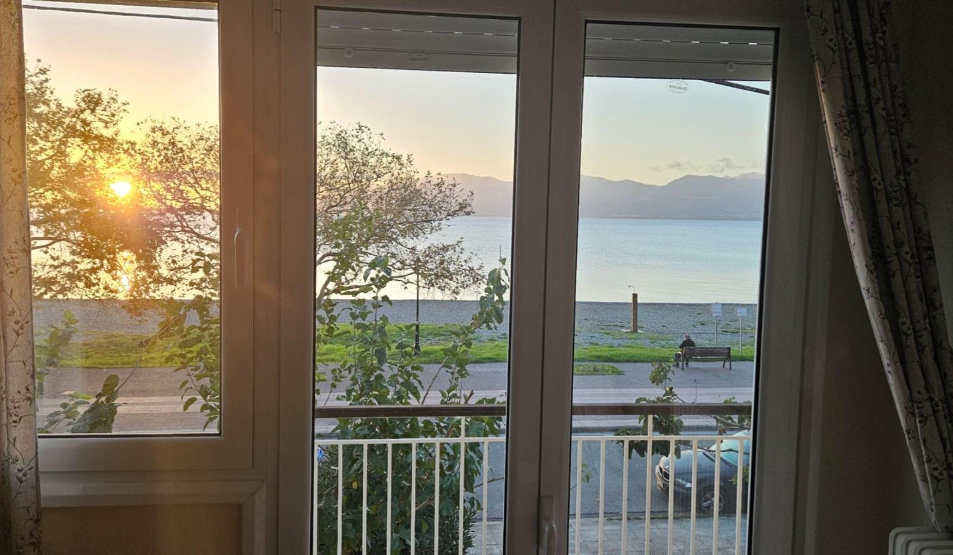 Nafpaktos Beach House Sea View Apartment First Floor Luaran gambar