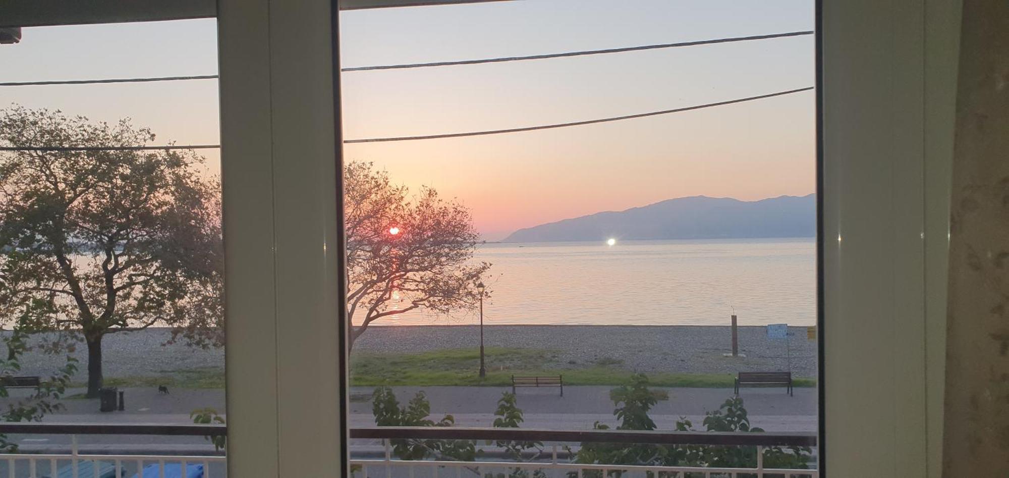 Nafpaktos Beach House Sea View Apartment First Floor Luaran gambar